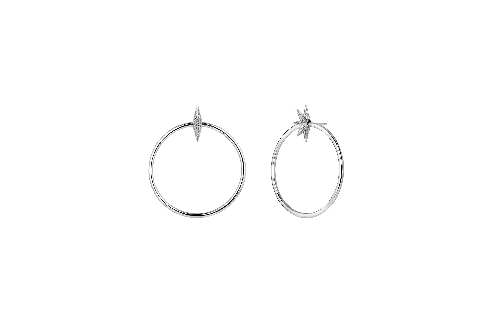 Pendientes de aro estrella en plata de ley rodiada con pavé de diamantes grises en talla brillante de Aristocrazy (389€)